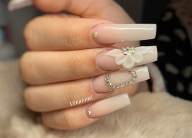 Pose d'ongles élégante avec bijoux floraux chez Minatanti à Perpignan, Occitanie, FR.