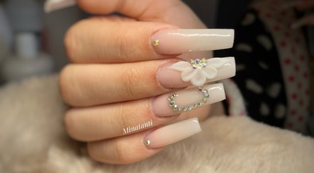 Pose d'ongles élégante avec bijoux floraux chez Minatanti à Perpignan, Occitanie, FR.