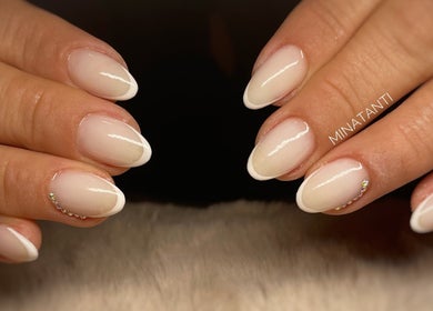 Nail art élégant chez Minatanti à Perpignan, Occitanie, FR, avec des ongles en gel à la française.