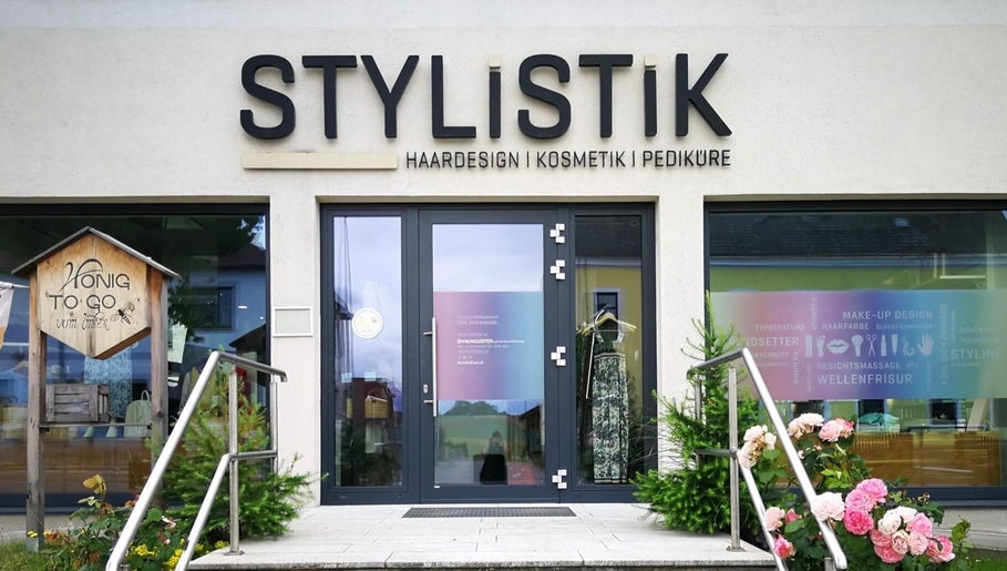 STYLiSTiK Eingang in Hausbach, Niederösterreich, AT, bietet Haar- und Schönheitsdienstleistungen in modernem Ambiente.