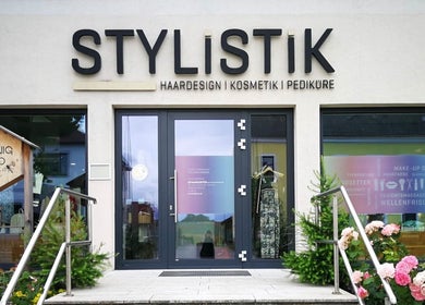 STYLiSTiK Eingang in Hausbach, Niederösterreich, AT, bietet Haar- und Schönheitsdienstleistungen in modernem Ambiente.