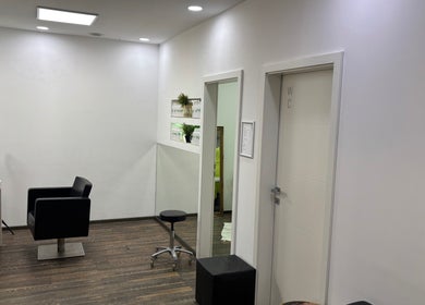 Moderner Salonraum bei STYLiSTiK, Hausbach, Niederösterreich, AT mit stilvollem Interieur.