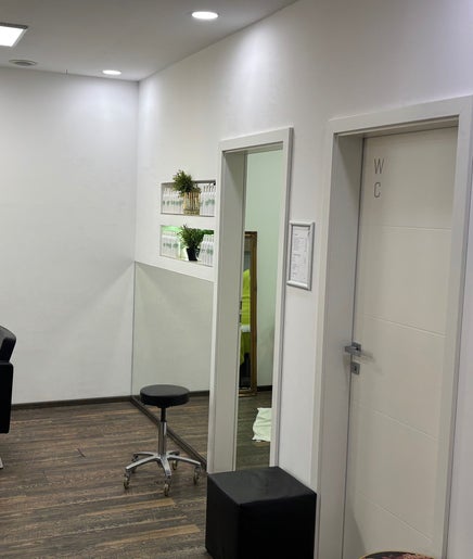 Moderner Salonraum bei STYLiSTiK, Hausbach, Niederösterreich, AT mit stilvollem Interieur.