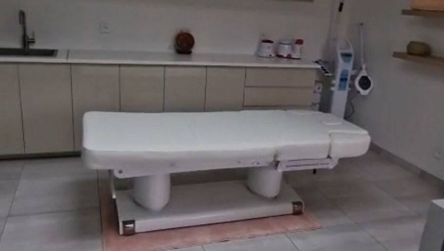 Table de soin élégante chez Beauty Chloé, Grand combe Châteleu, Bourgogne-franche-comté, FR.