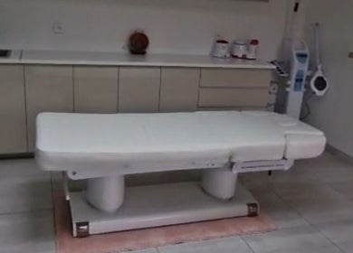 Table de soin élégante chez Beauty Chloé, Grand combe Châteleu, Bourgogne-franche-comté, FR.