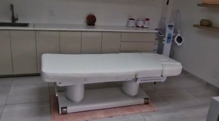 Table de soin élégante chez Beauty Chloé, Grand combe Châteleu, Bourgogne-franche-comté, FR.