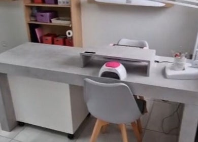Table de manucure élégante chez Beauty Chloé, Grand combe Châteleu, Bourgogne-franche-comté, FR.