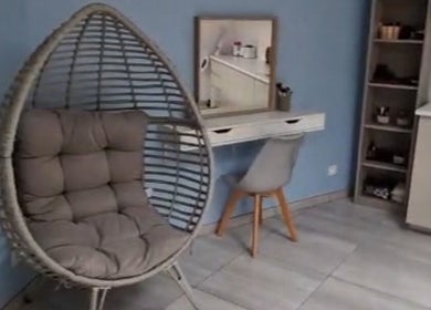 Salon élégant chez Beauty Chloé, Grand combe Châteleu, Bourgogne-franche-comté, FR avec chaise et miroir moderne.