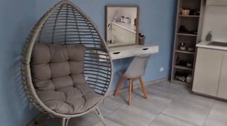 Salon élégant chez Beauty Chloé, Grand combe Châteleu, Bourgogne-franche-comté, FR avec chaise et miroir moderne.