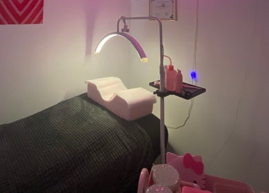 Salle de soins Bichette à Mont-près-Chambord, Centre-Val de Loire, FR, avec lit relaxant et lumière tamisée.