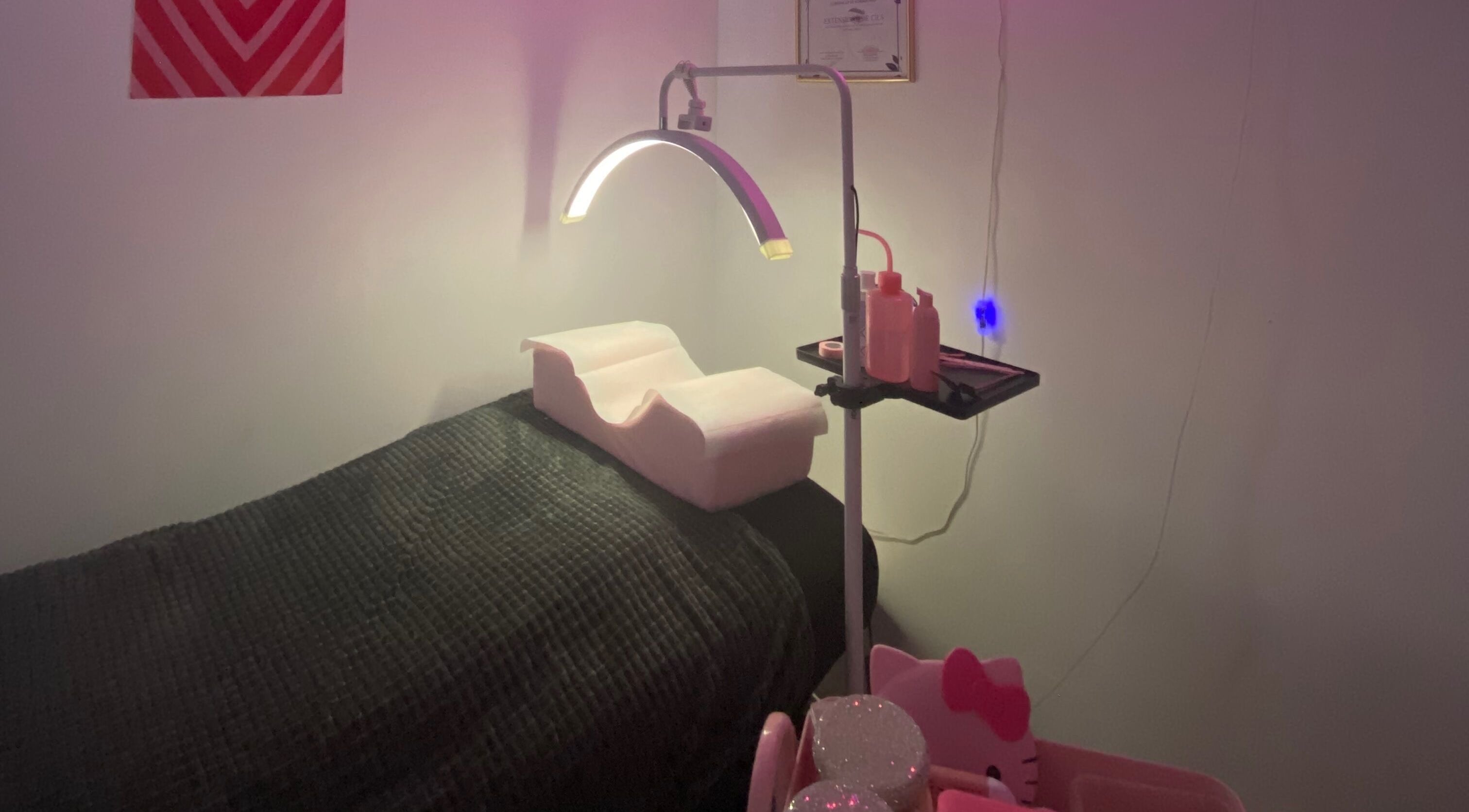 Salle de soins Bichette à Mont-près-Chambord, Centre-Val de Loire, FR, avec lit relaxant et lumière tamisée.