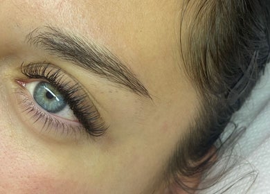 Beauté des cils à Bichette, Mont-près-chambord, Centre-val De Loire, FR. Extension de cils soignée.