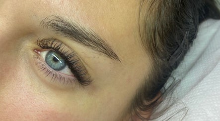 Beauté des cils à Bichette, Mont-près-chambord, Centre-val De Loire, FR. Extension de cils soignée.