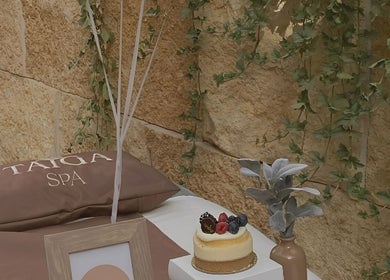 سرير مريح مع وسائد وباقة زهور في Taiga Spa, الرياض، منطقة الرياض، السعودية.