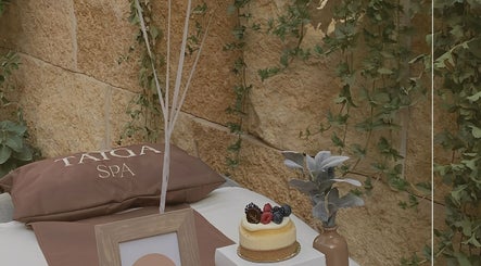 سرير مريح مع وسائد وباقة زهور في Taiga Spa, الرياض، منطقة الرياض، السعودية.