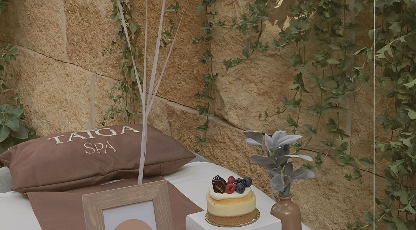 سرير مريح مع وسائد وباقة زهور في Taiga Spa, الرياض، منطقة الرياض، السعودية.