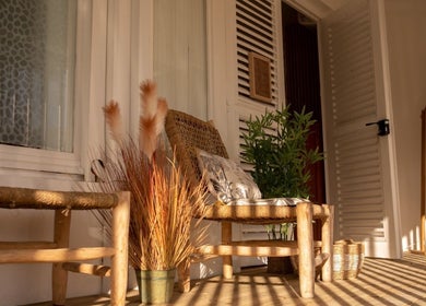Coin détente naturel à Sarah bien être, Saint-françois, Grande-terre, GP avec chaises en bois et plantes.