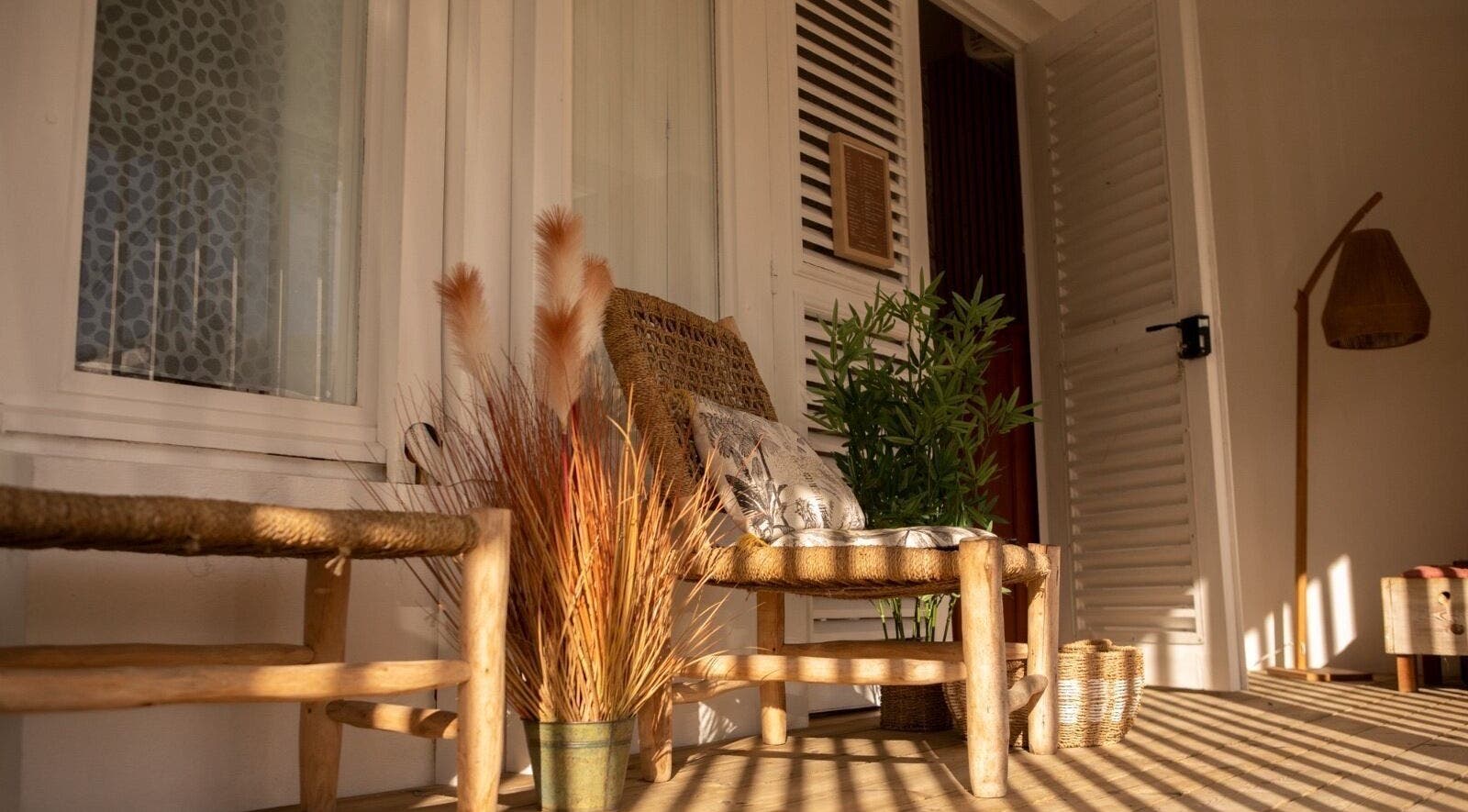 Coin détente naturel à Sarah bien être, Saint-françois, Grande-terre, GP avec chaises en bois et plantes.
