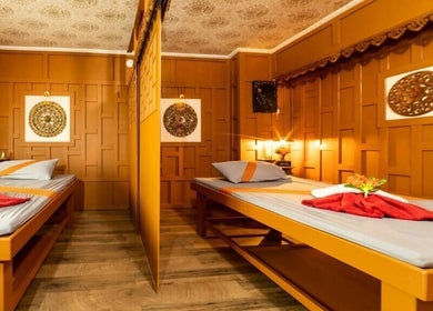 Inneneinrichtung von Nirava, Roschbach, Rheinland-pfalz, DE. Einladender Entspannungsraum mit zwei Massageliegen.