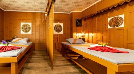 Inneneinrichtung von Nirava, Roschbach, Rheinland-pfalz, DE. Einladender Entspannungsraum mit zwei Massageliegen.