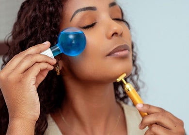 Mulher em massagem facial com ferramentas em Xantos Massagem, São Paulo, São Paulo, BR.