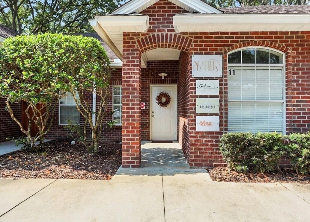 Entrance to LOR Beauty Concept, showcasing its picturesque brick facade in Jacksonville, Florida, US.