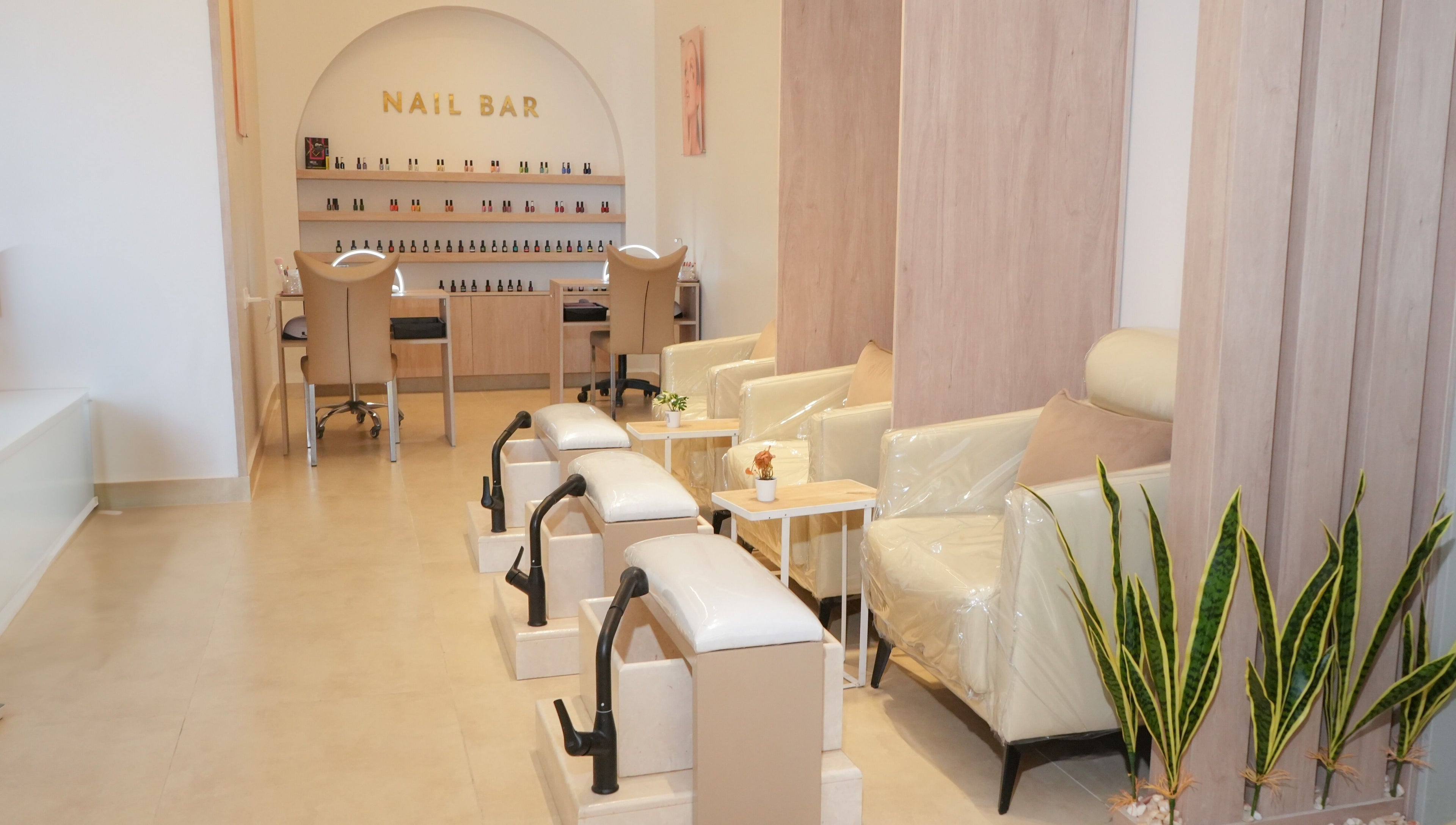 منطقة تجميل الأظافر في Alahd Beauty، جدة، مكة المكرمة، SA، تضم تجهيزات فاخرة وخيارات ألوان متعددة.