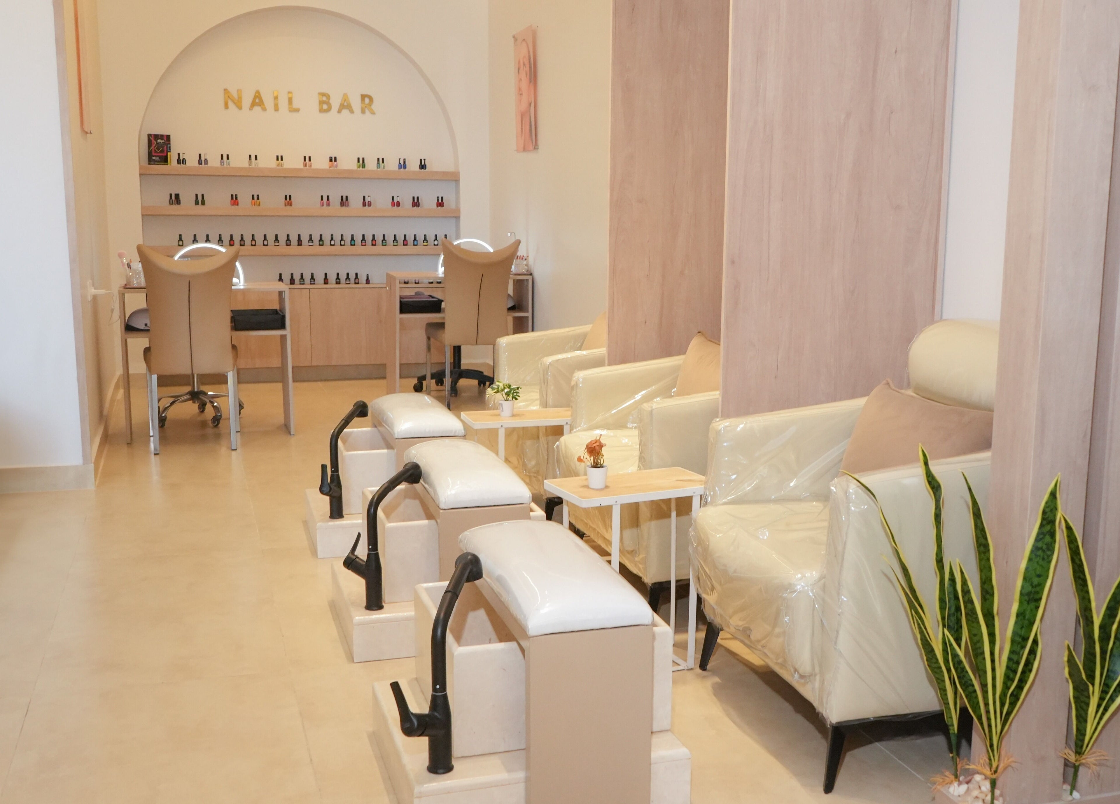 منطقة تجميل الأظافر في Alahd Beauty، جدة، مكة المكرمة، SA، تضم تجهيزات فاخرة وخيارات ألوان متعددة.