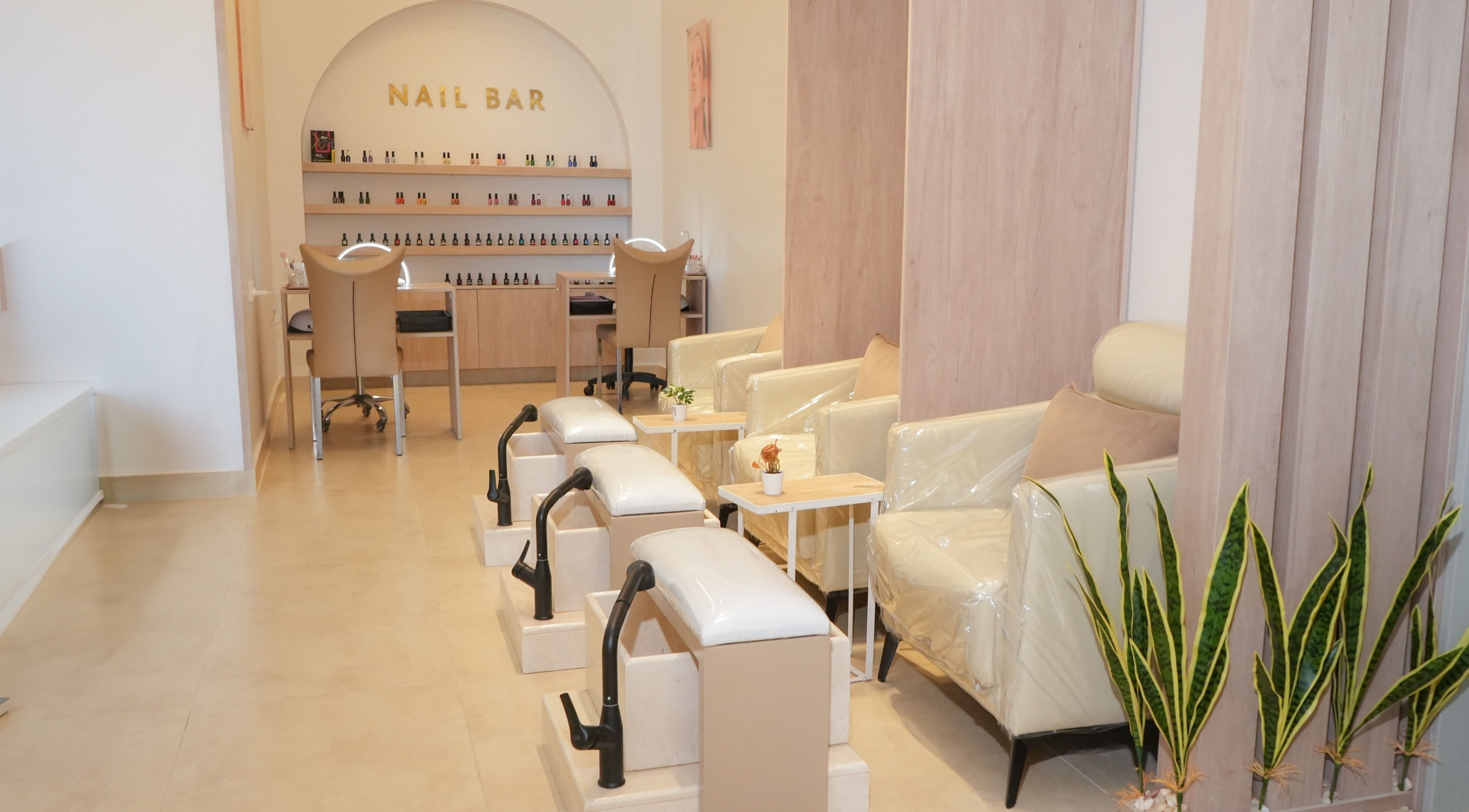 منطقة تجميل الأظافر في Alahd Beauty، جدة، مكة المكرمة، SA، تضم تجهيزات فاخرة وخيارات ألوان متعددة.