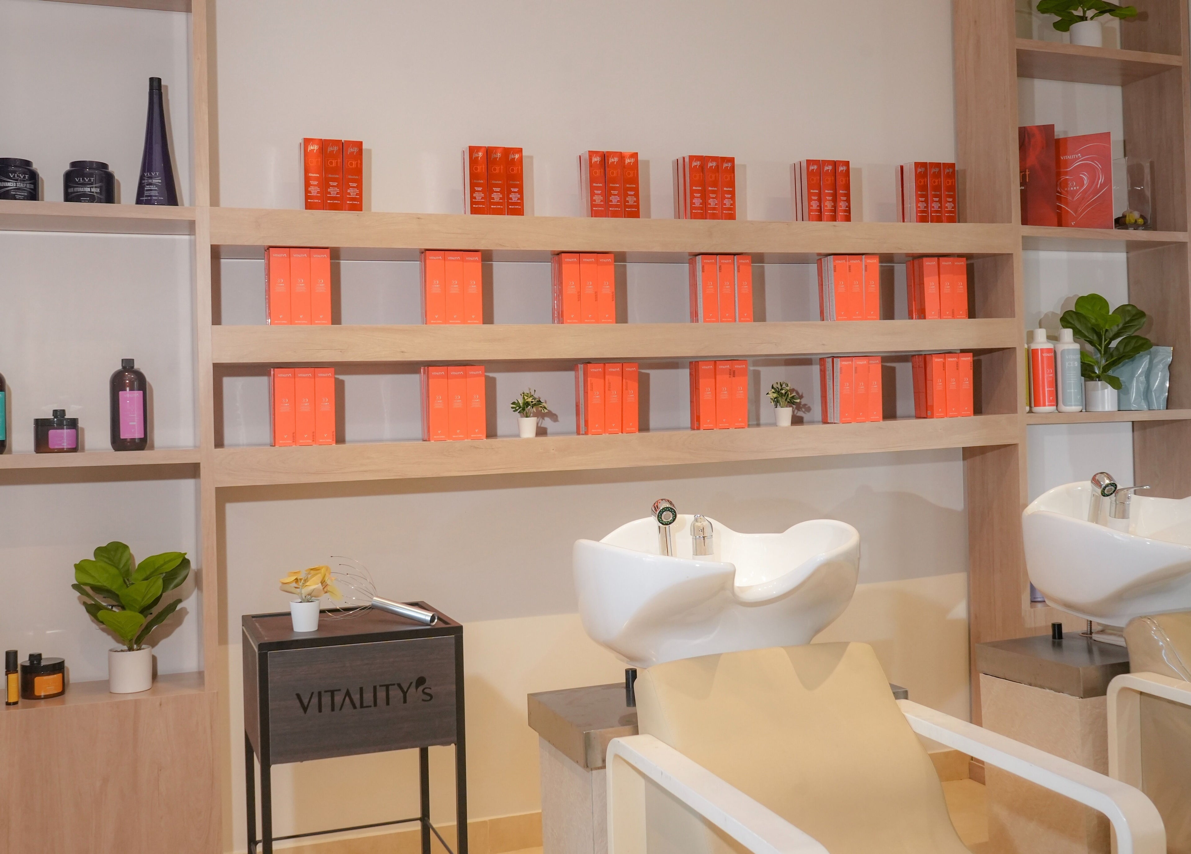 أحواض تجميل فاخرة في Alahd Beauty, جدة, مكة المكرمة, SA، مع منتجات عناية.