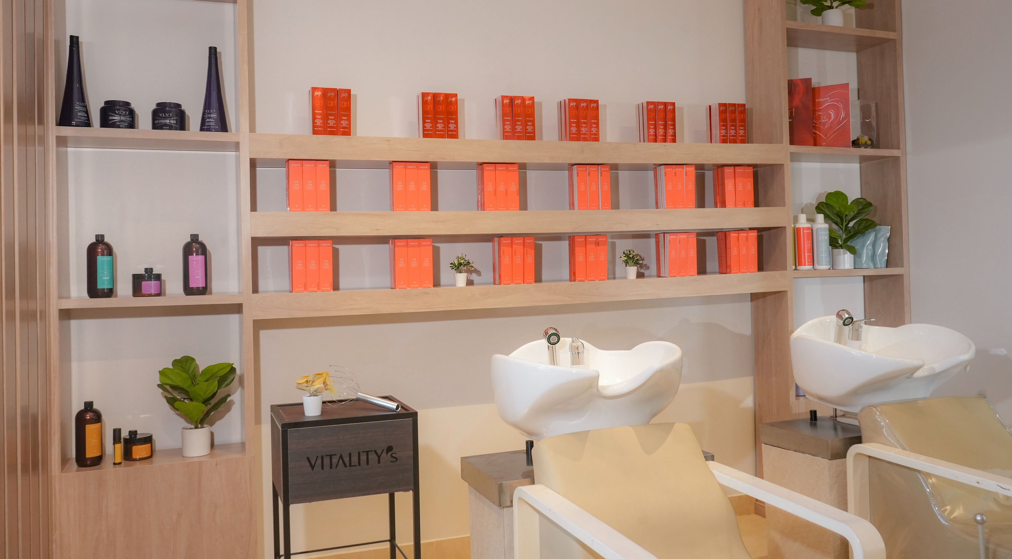 أحواض تجميل فاخرة في Alahd Beauty, جدة, مكة المكرمة, SA، مع منتجات عناية.