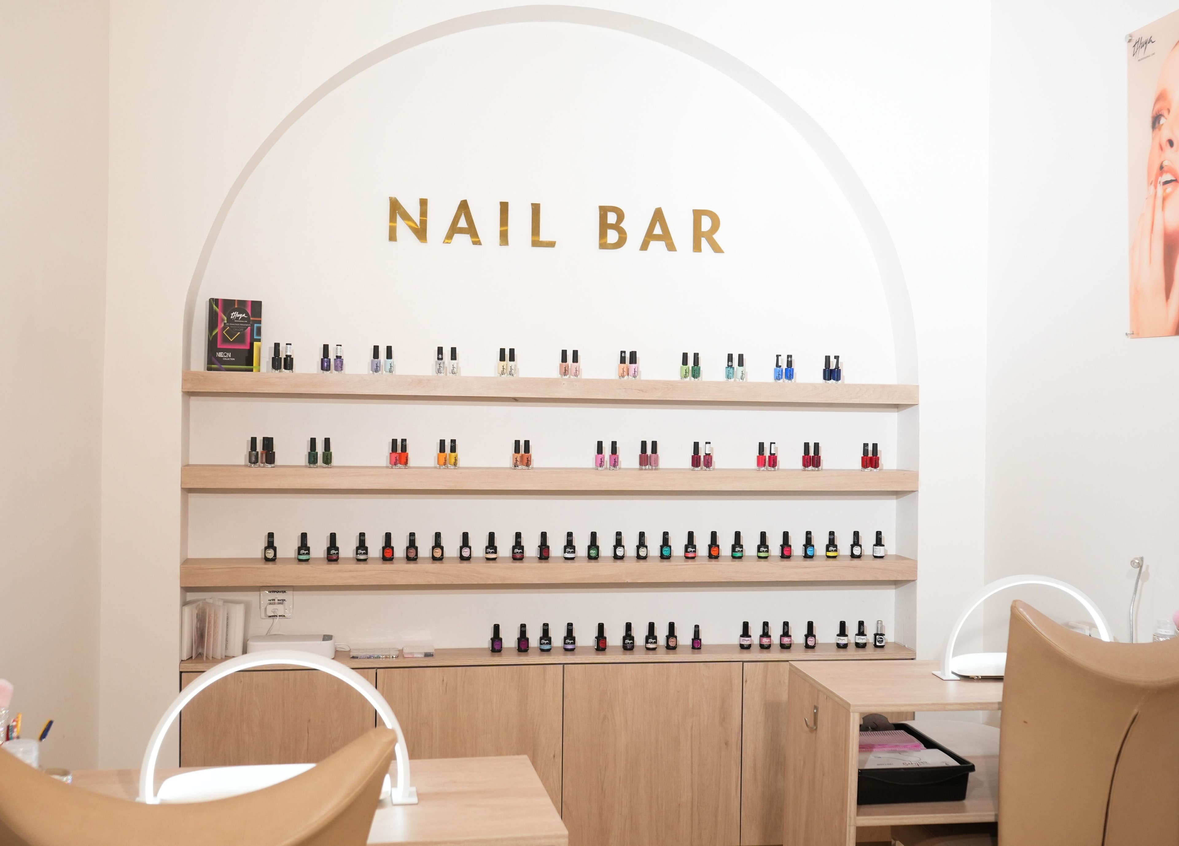 ركن طلاء الأظافر في Alahd Beauty، جدة، مكة المكرمة، SA، يعرض مجموعة واسعة من الألوان والخدمات.