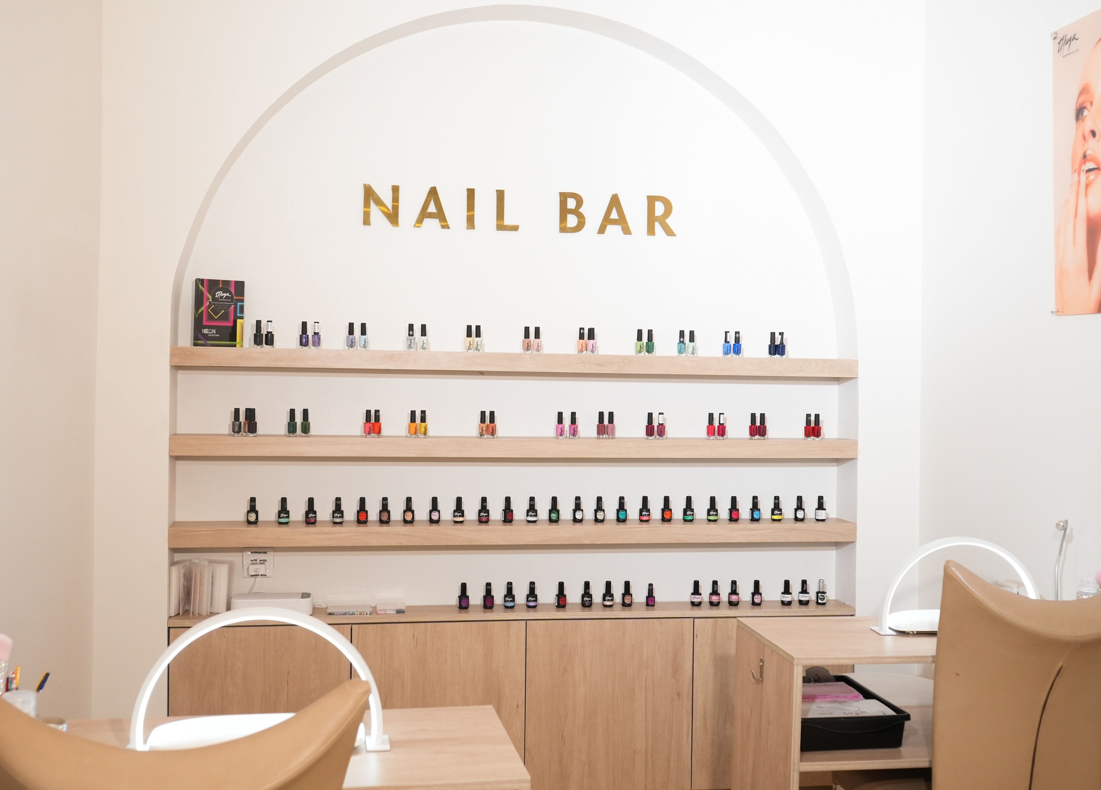 ركن طلاء الأظافر في Alahd Beauty، جدة، مكة المكرمة، SA، يعرض مجموعة واسعة من الألوان والخدمات.