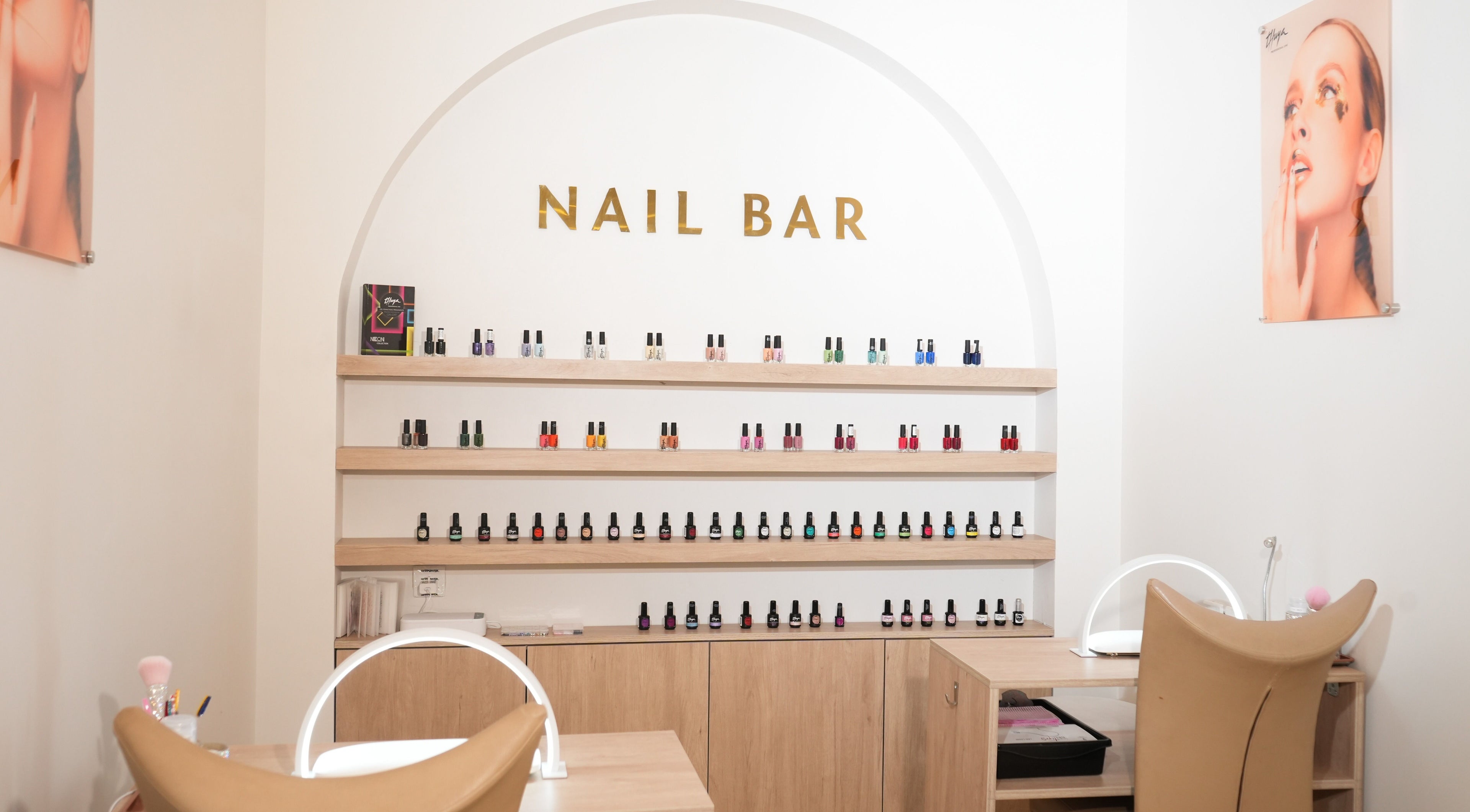 ركن طلاء الأظافر في Alahd Beauty، جدة، مكة المكرمة، SA، يعرض مجموعة واسعة من الألوان والخدمات.