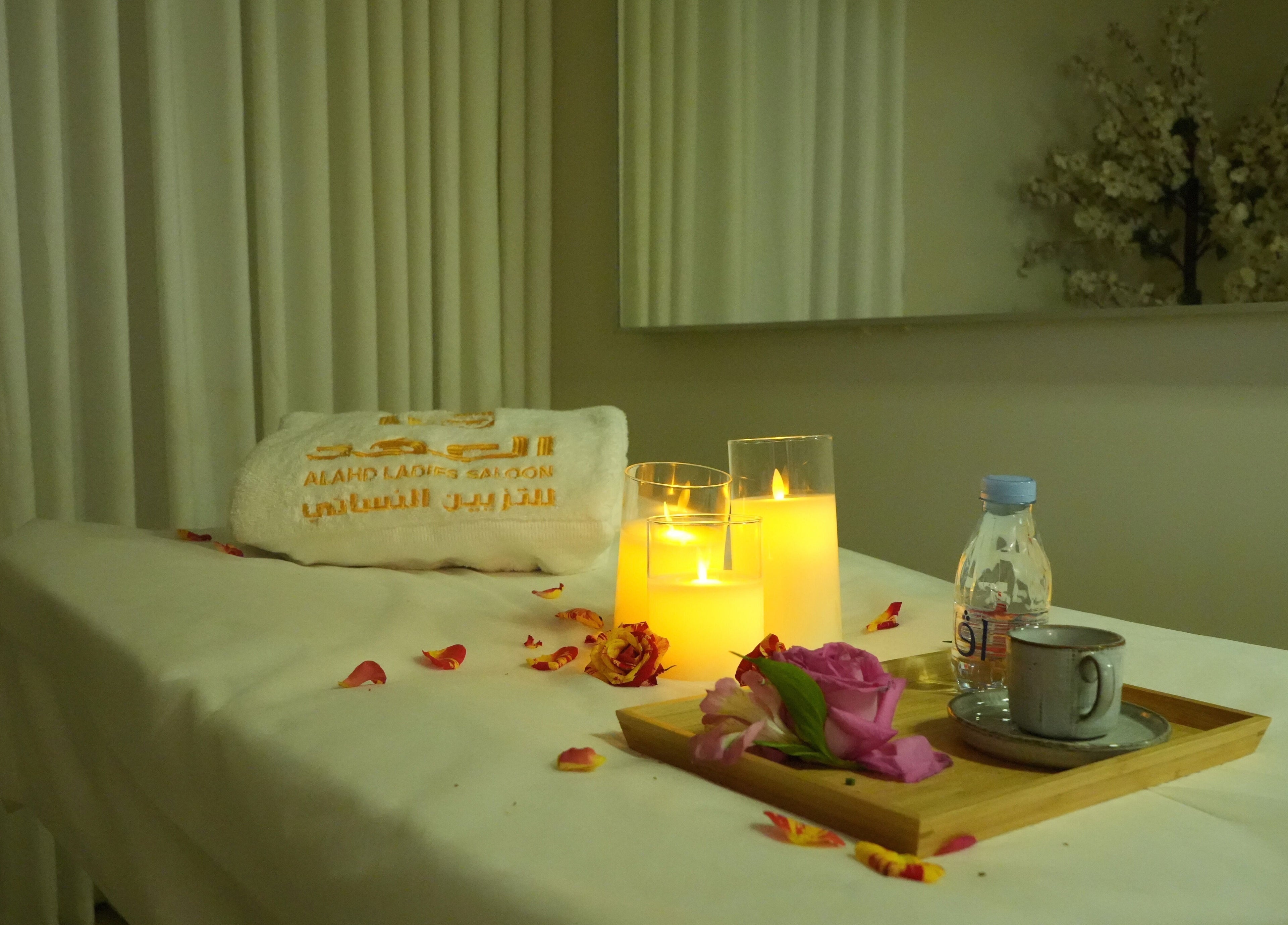 تظهر غرفة استرخاء في مركز Alahd Beauty مع شموع وزهور على طاولة في جدة, مكة المكرمة, SA.