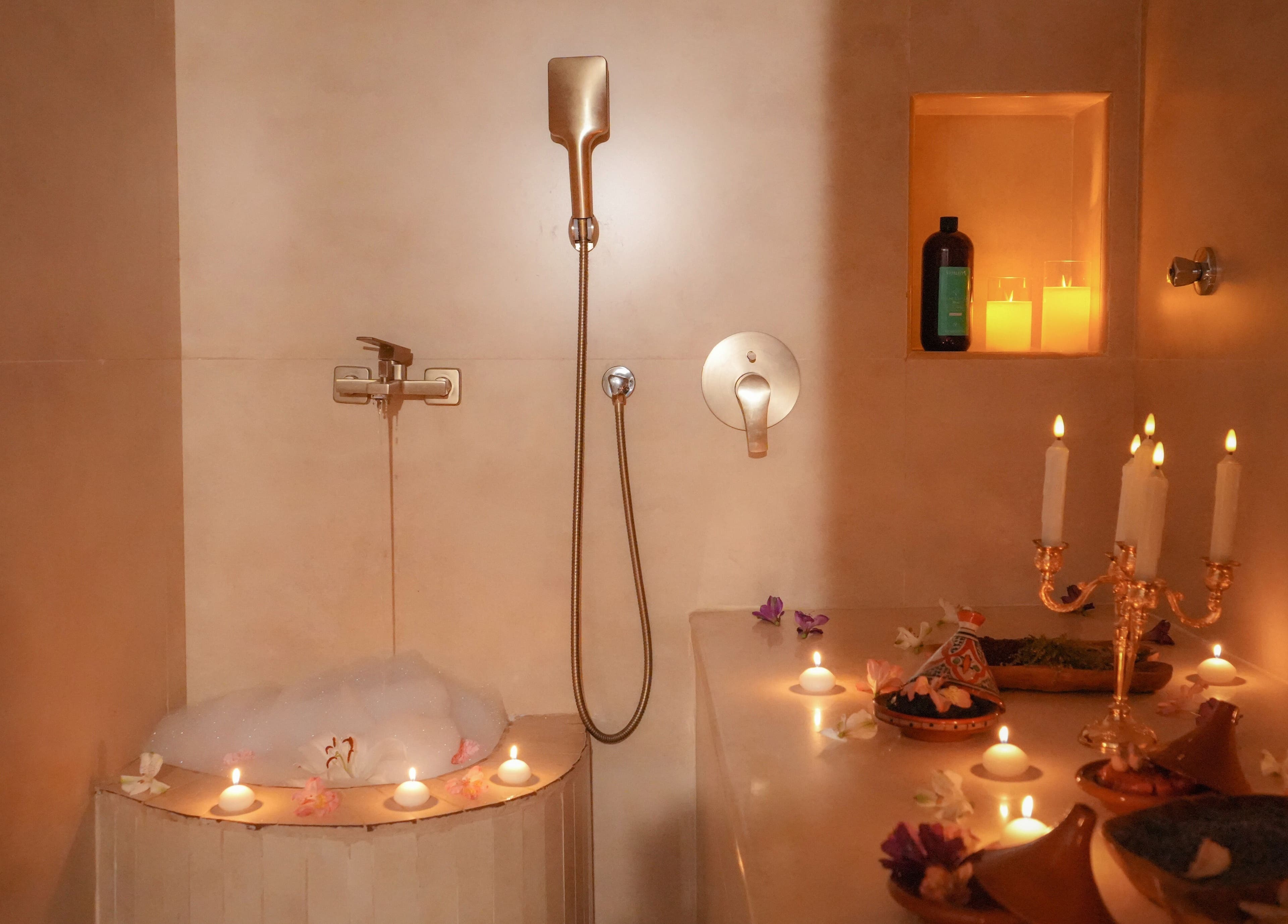 حمام فاخر مع شموع في Alahd Beauty, جدة, مكة المكرمة, SA لتجربة استرخاء مثالية.