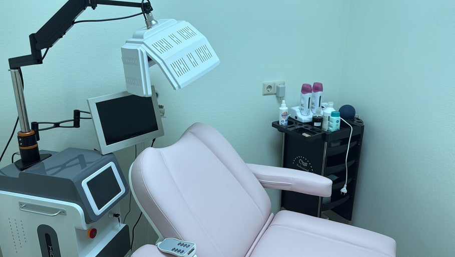 Modern treatment room at Harmonie Oasis, Waldshut-tiengen, Baden-württemberg, DE, featuring advanced equipment.