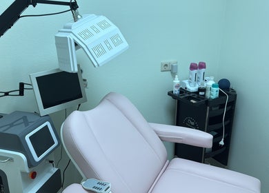 Modern treatment room at Harmonie Oasis, Waldshut-tiengen, Baden-württemberg, DE, featuring advanced equipment.