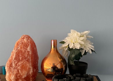 Elegant decor at Harmonie Oasis, Waldshut-tiengen, Baden-Württemberg, DE, featuring a salt lamp and flowers.
