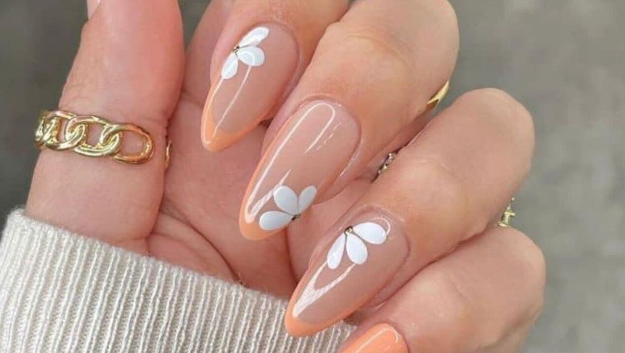 Manucure fleurie à AD nails, Le Havre, Normandie, FR.