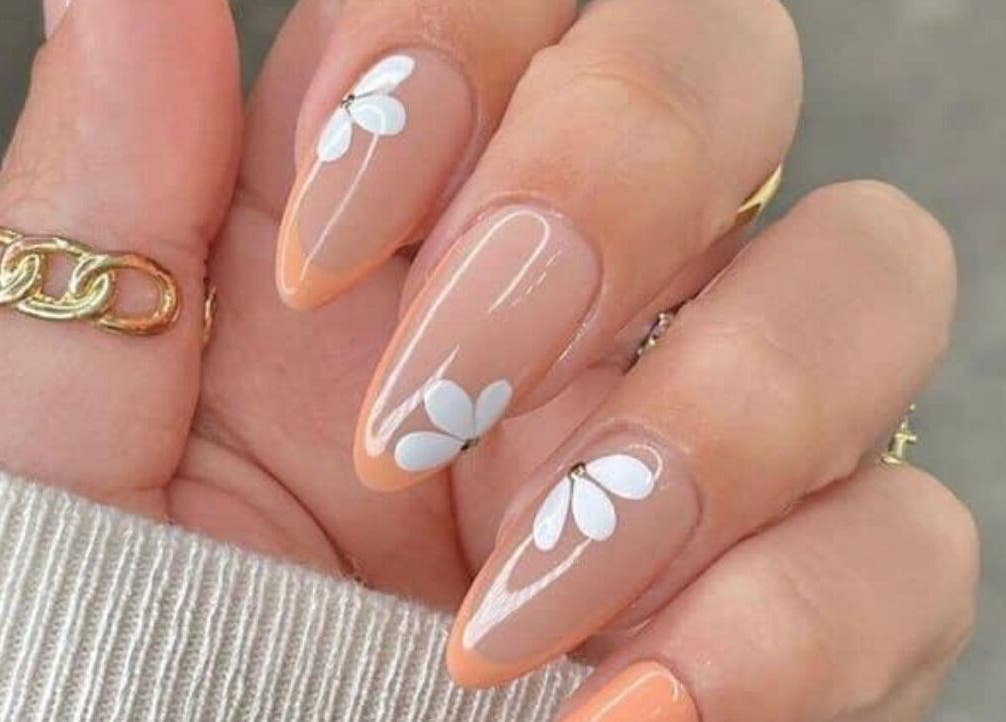 Manucure fleurie à AD nails, Le Havre, Normandie, FR.