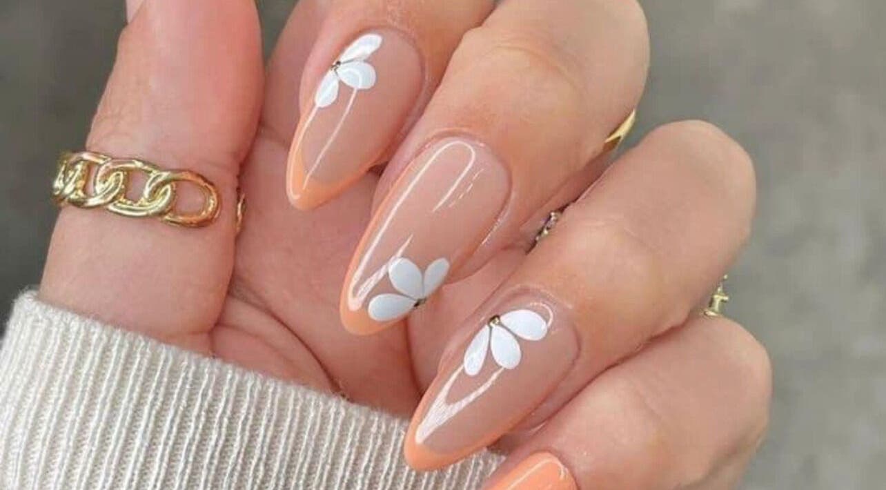 Manucure fleurie à AD nails, Le Havre, Normandie, FR.