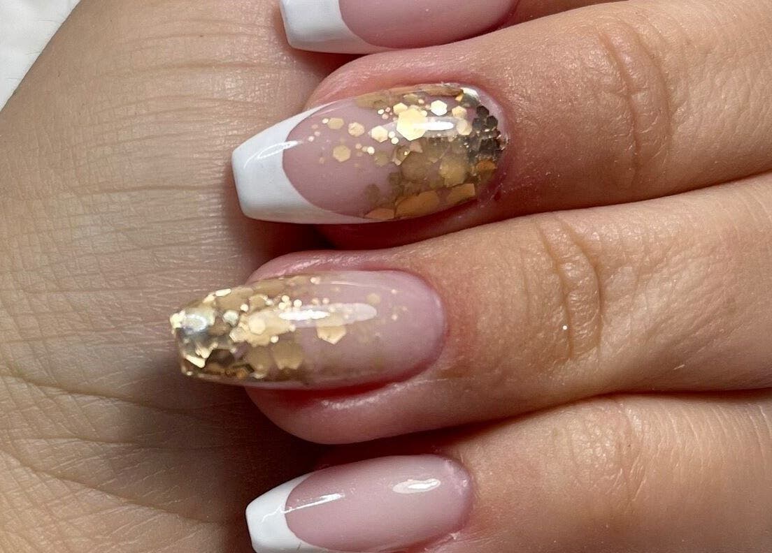 Design d'ongles élégant avec paillettes dorées chez AD Nails, Le Havre, Normandie, FR.