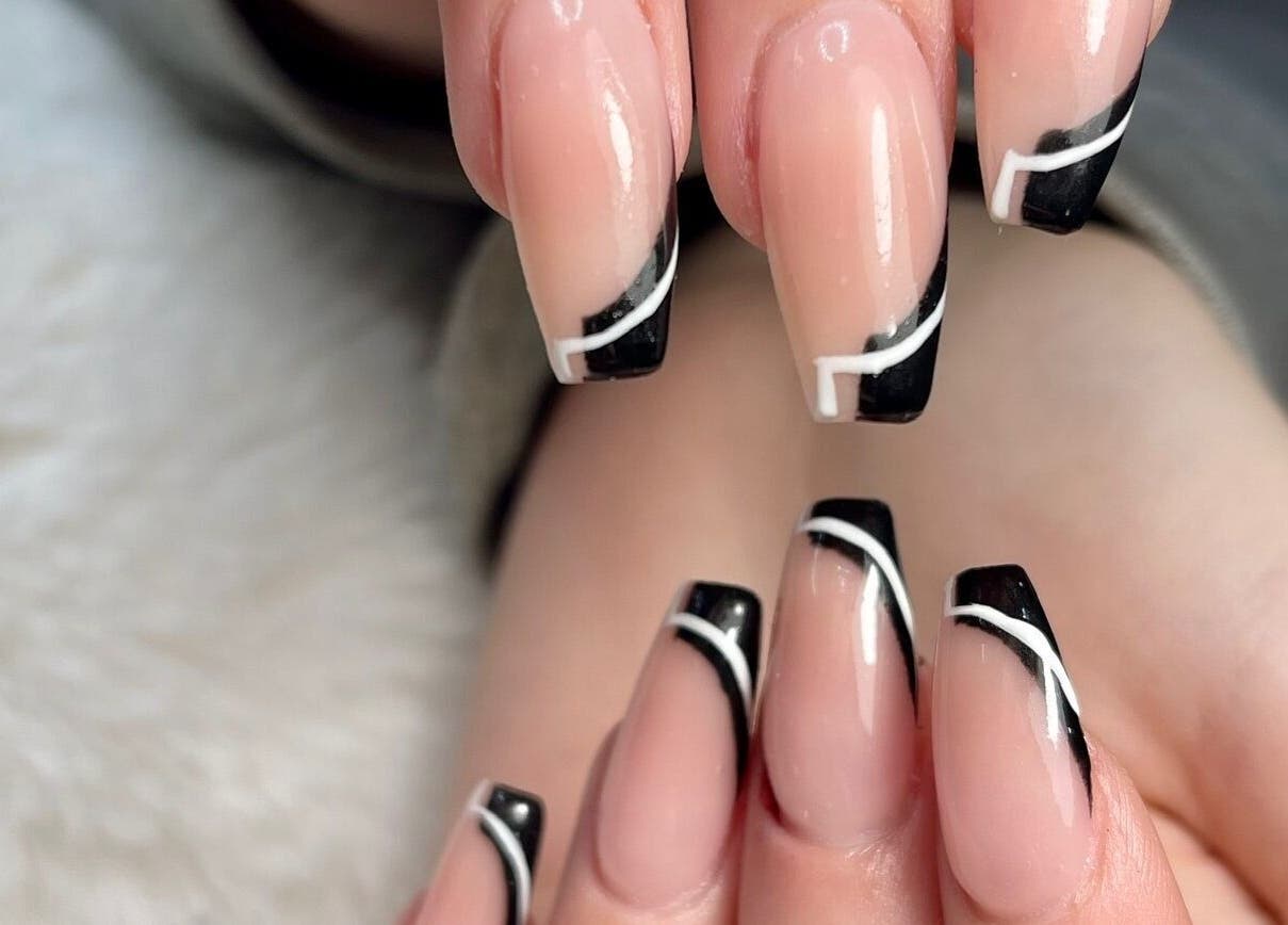 Manucure élégante avec finition noire chez AD nails, Le Havre, Normandie, FR.