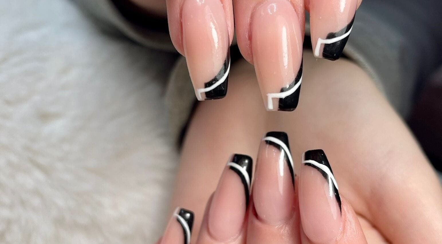 Manucure élégante avec finition noire chez AD nails, Le Havre, Normandie, FR.