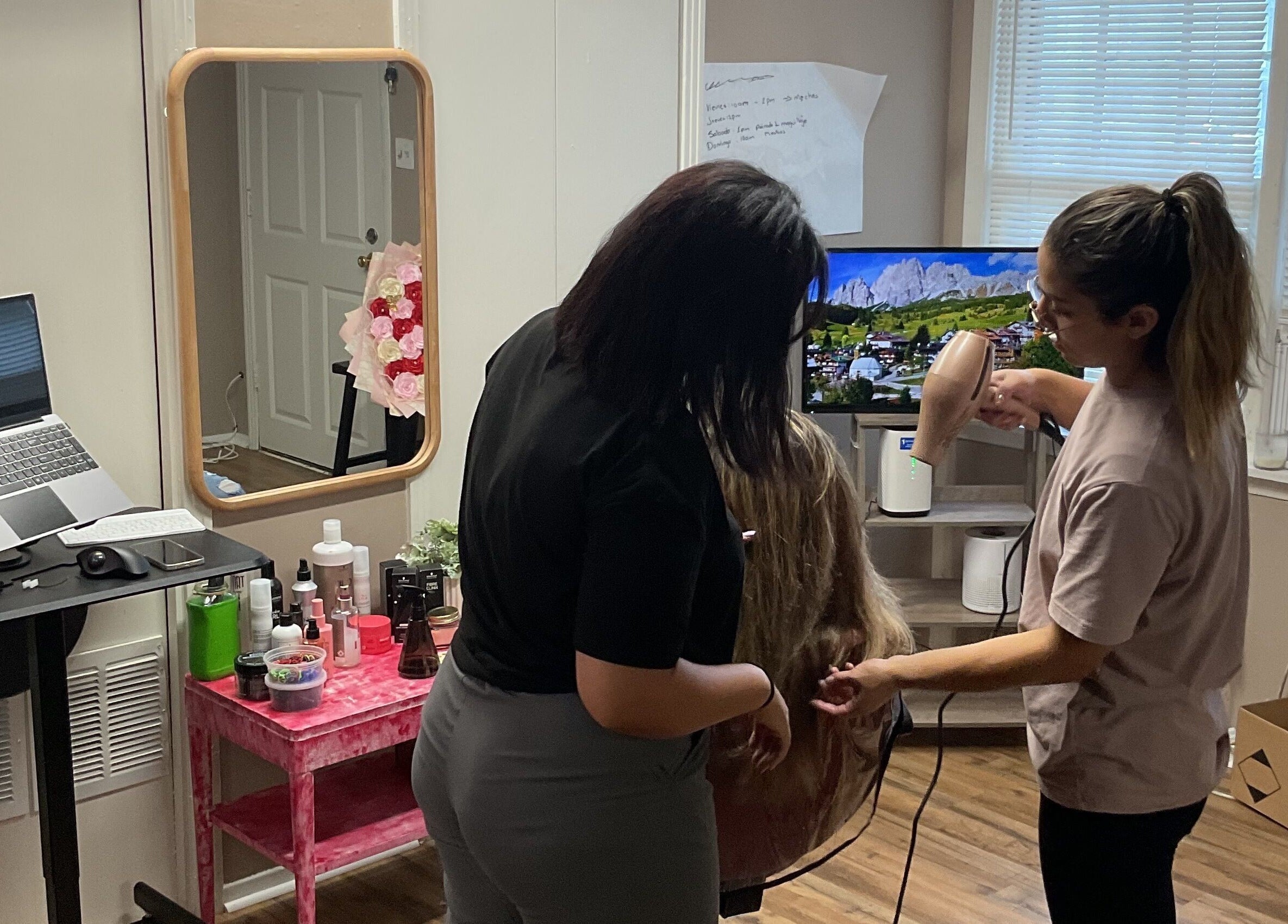 Interior de Ferstylist By Studio en Memphis, Tennessee, con estilista trabajando en el cabello.