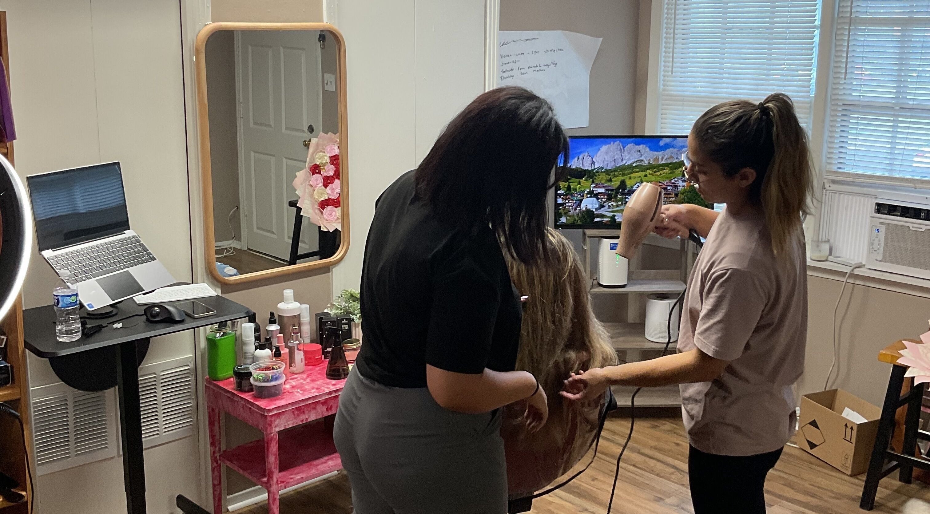 Interior de Ferstylist By Studio en Memphis, Tennessee, con estilista trabajando en el cabello.