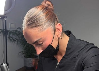 Especialista en Atypical Skin Studio realizando tratamiento en Madrid, Comunidad De Madrid, ES.