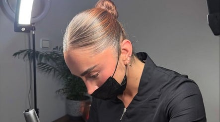 Especialista en Atypical Skin Studio realizando tratamiento en Madrid, Comunidad De Madrid, ES.