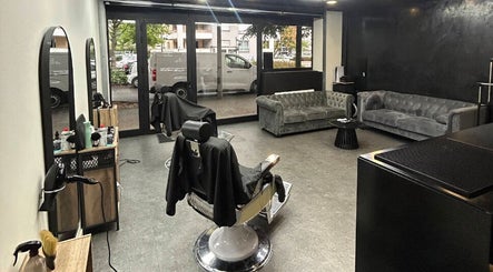 Intérieur moderne du Wbarbershop à Échirolles, Auvergne-rhône-alpes, FR avec fauteuil et canapés.